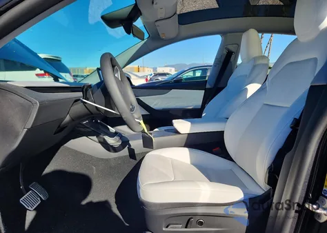 2026 Tesla Model Y z USA, uszkodzony, nr VIN 7SAYGDEE4TF408018